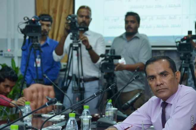 އޮގަސްޓް 2، 2016: ހިޔާލުފާޅު ކުރުމުގެ މިނިވަންކަން ހަނިކުރެވޭ ގޮތަށް ރައްޔިތުންގެ މަޖިލީހަށް ހުށަހަޅާފައިވާ އަބުރު ރައްކާތެރި ކުރުމާއި ހިޔާލުފާޅު ކުރުމުގެ މިނިވަންކަމުގެ ބިލް ދިރާސާކުރާ ވަގުތީ ކޮމެޓީގެ ބައްދަލުވުމުގެ ތެރެއިން -- ސަން ފޮޓޯ/ ފަޔާޒު މޫސާ