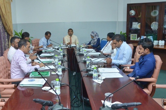 އޮގަސްޓް 2، 2016: ހިޔާލުފާޅު ކުރުމުގެ މިނިވަންކަން ހަނިކުރެވޭ ގޮތަށް ރައްޔިތުންގެ މަޖިލީހަށް ހުށަހަޅާފައިވާ އަބުރު ރައްކާތެރި ކުރުމާއި ހިޔާލުފާޅު ކުރުމުގެ މިނިވަންކަމުގެ ބިލް ދިރާސާކުރާ ވަގުތީ ކޮމެޓީގެ ބައްދަލުވުމުގެ ތެރެއިން -- ސަން ފޮޓޯ/ ފަޔާޒު މޫސާ