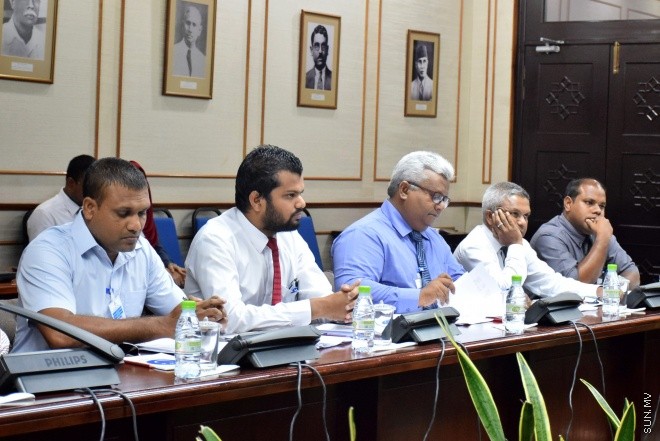 އޮގަސްޓް 3، 2016: ޔާލުފާޅު ކުރުމުގެ މިނިވަންކަން ހަނިކުރެވޭ ގޮތަށް ރައްޔިތުންގެ މަޖިލީހަށް ހުށަހަޅާފައިވާ އަބުރު ރައްކާތެރި ކުރުމާއި ހިޔާލުފާޅު ކުރުމުގެ މިނިވަންކަމުގެ ބިލް ދިރާސާކުރާ ވަގުތީ ކޮމެޓީއަށް މޯލްޑިވްސް މީޑިއާ ކައުންސިލް ހާޒިރުކުރުން -- ސަން ފޮޓޯ/ ފަޔާޒު މޫސާ