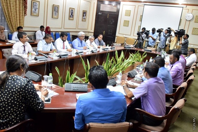 އޮގަސްޓް 3، 2016: ޔާލުފާޅު ކުރުމުގެ މިނިވަންކަން ހަނިކުރެވޭ ގޮތަށް ރައްޔިތުންގެ މަޖިލީހަށް ހުށަހަޅާފައިވާ އަބުރު ރައްކާތެރި ކުރުމާއި ހިޔާލުފާޅު ކުރުމުގެ މިނިވަންކަމުގެ ބިލް ދިރާސާކުރާ ވަގުތީ ކޮމެޓީއަށް މޯލްޑިވްސް މީޑިއާ ކައުންސިލް ހާޒިރުކުރުން -- ސަން ފޮޓޯ/ ފަޔާޒު މޫސާ