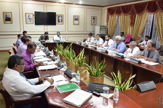 އޮގަސްޓް 3، 2016: ޔާލުފާޅު ކުރުމުގެ މިނިވަންކަން ހަނިކުރެވޭ ގޮތަށް ރައްޔިތުންގެ މަޖިލީހަށް ހުށަހަޅާފައިވާ އަބުރު ރައްކާތެރި ކުރުމާއި ހިޔާލުފާޅު ކުރުމުގެ މިނިވަންކަމުގެ ބިލް ދިރާސާކުރާ ވަގުތީ ކޮމެޓީއަށް މޯލްޑިވްސް މީޑިއާ ކައުންސިލް ހާޒިރުކުރުން -- ސަން ފޮޓޯ/ ފަޔާޒު މޫސާ