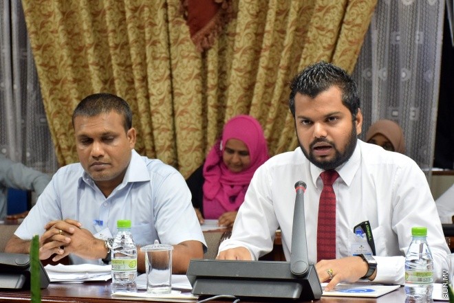 އޮގަސްޓް 3، 2016: ޔާލުފާޅު ކުރުމުގެ މިނިވަންކަން ހަނިކުރެވޭ ގޮތަށް ރައްޔިތުންގެ މަޖިލީހަށް ހުށަހަޅާފައިވާ އަބުރު ރައްކާތެރި ކުރުމާއި ހިޔާލުފާޅު ކުރުމުގެ މިނިވަންކަމުގެ ބިލް ދިރާސާކުރާ ވަގުތީ ކޮމެޓީއަށް މޯލްޑިވްސް މީޑިއާ ކައުންސިލް ހާޒިރުކުރުން -- ސަން ފޮޓޯ/ ފަޔާޒު މޫސާ