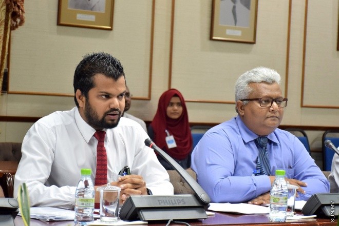 އޮގަސްޓް 3، 2016: ޔާލުފާޅު ކުރުމުގެ މިނިވަންކަން ހަނިކުރެވޭ ގޮތަށް ރައްޔިތުންގެ މަޖިލީހަށް ހުށަހަޅާފައިވާ އަބުރު ރައްކާތެރި ކުރުމާއި ހިޔާލުފާޅު ކުރުމުގެ މިނިވަންކަމުގެ ބިލް ދިރާސާކުރާ ވަގުތީ ކޮމެޓީއަށް މޯލްޑިވްސް މީޑިއާ ކައުންސިލް ހާޒިރުކުރުން -- ސަން ފޮޓޯ/ ފަޔާޒު މޫސާ