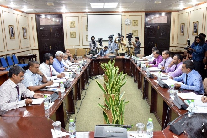 އޮގަސްޓް 3، 2016: ޔާލުފާޅު ކުރުމުގެ މިނިވަންކަން ހަނިކުރެވޭ ގޮތަށް ރައްޔިތުންގެ މަޖިލީހަށް ހުށަހަޅާފައިވާ އަބުރު ރައްކާތެރި ކުރުމާއި ހިޔާލުފާޅު ކުރުމުގެ މިނިވަންކަމުގެ ބިލް ދިރާސާކުރާ ވަގުތީ ކޮމެޓީއަށް މޯލްޑިވްސް މީޑިއާ ކައުންސިލް ހާޒިރުކުރުން -- ސަން ފޮޓޯ/ ފަޔާޒު މޫސާ