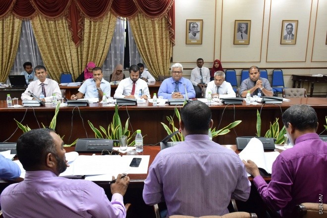 އޮގަސްޓް 3، 2016: ޔާލުފާޅު ކުރުމުގެ މިނިވަންކަން ހަނިކުރެވޭ ގޮތަށް ރައްޔިތުންގެ މަޖިލީހަށް ހުށަހަޅާފައިވާ އަބުރު ރައްކާތެރި ކުރުމާއި ހިޔާލުފާޅު ކުރުމުގެ މިނިވަންކަމުގެ ބިލް ދިރާސާކުރާ ވަގުތީ ކޮމެޓީއަށް މޯލްޑިވްސް މީޑިއާ ކައުންސިލް ހާޒިރުކުރުން -- ސަން ފޮޓޯ/ ފަޔާޒު މޫސާ