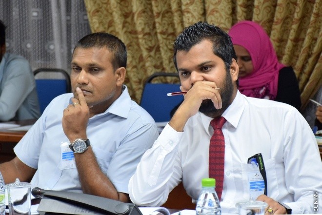 އޮގަސްޓް 3، 2016: ޔާލުފާޅު ކުރުމުގެ މިނިވަންކަން ހަނިކުރެވޭ ގޮތަށް ރައްޔިތުންގެ މަޖިލީހަށް ހުށަހަޅާފައިވާ އަބުރު ރައްކާތެރި ކުރުމާއި ހިޔާލުފާޅު ކުރުމުގެ މިނިވަންކަމުގެ ބިލް ދިރާސާކުރާ ވަގުތީ ކޮމެޓީއަށް މޯލްޑިވްސް މީޑިއާ ކައުންސިލް ހާޒިރުކުރުން -- ސަން ފޮޓޯ/ ފަޔާޒު މޫސާ