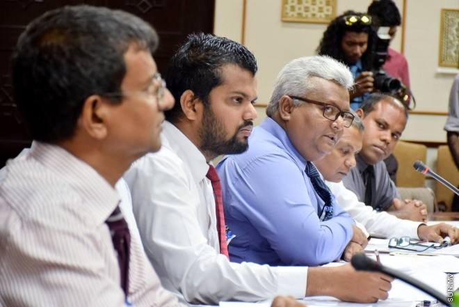 އޮގަސްޓް 3، 2016: ޔާލުފާޅު ކުރުމުގެ މިނިވަންކަން ހަނިކުރެވޭ ގޮތަށް ރައްޔިތުންގެ މަޖިލީހަށް ހުށަހަޅާފައިވާ އަބުރު ރައްކާތެރި ކުރުމާއި ހިޔާލުފާޅު ކުރުމުގެ މިނިވަންކަމުގެ ބިލް ދިރާސާކުރާ ވަގުތީ ކޮމެޓީއަށް މޯލްޑިވްސް މީޑިއާ ކައުންސިލް ހާޒިރުކުރުން -- ސަން ފޮޓޯ/ ފަޔާޒު މޫސާ