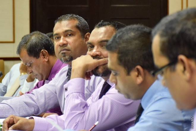 އޮގަސްޓް 3، 2016: ޔާލުފާޅު ކުރުމުގެ މިނިވަންކަން ހަނިކުރެވޭ ގޮތަށް ރައްޔިތުންގެ މަޖިލީހަށް ހުށަހަޅާފައިވާ އަބުރު ރައްކާތެރި ކުރުމާއި ހިޔާލުފާޅު ކުރުމުގެ މިނިވަންކަމުގެ ބިލް ދިރާސާކުރާ ވަގުތީ ކޮމެޓީއަށް މޯލްޑިވްސް މީޑިއާ ކައުންސިލް ހާޒިރުކުރުން -- ސަން ފޮޓޯ/ ފަޔާޒު މޫސާ