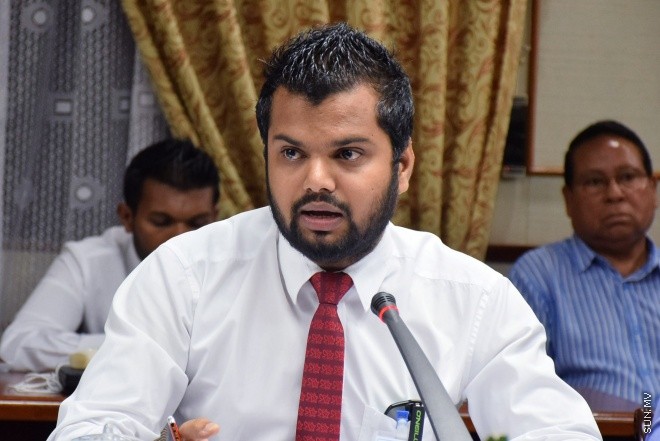 އޮގަސްޓް 3، 2016: ޔާލުފާޅު ކުރުމުގެ މިނިވަންކަން ހަނިކުރެވޭ ގޮތަށް ރައްޔިތުންގެ މަޖިލީހަށް ހުށަހަޅާފައިވާ އަބުރު ރައްކާތެރި ކުރުމާއި ހިޔާލުފާޅު ކުރުމުގެ މިނިވަންކަމުގެ ބިލް ދިރާސާކުރާ ވަގުތީ ކޮމެޓީއަށް މޯލްޑިވްސް މީޑިއާ ކައުންސިލް ހާޒިރުކުރުން -- ސަން ފޮޓޯ/ ފަޔާޒު މޫސާ