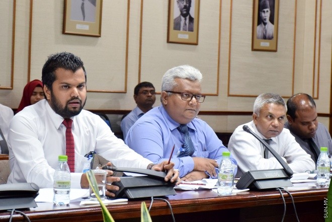 އޮގަސްޓް 3، 2016: ޔާލުފާޅު ކުރުމުގެ މިނިވަންކަން ހަނިކުރެވޭ ގޮތަށް ރައްޔިތުންގެ މަޖިލީހަށް ހުށަހަޅާފައިވާ އަބުރު ރައްކާތެރި ކުރުމާއި ހިޔާލުފާޅު ކުރުމުގެ މިނިވަންކަމުގެ ބިލް ދިރާސާކުރާ ވަގުތީ ކޮމެޓީއަށް މޯލްޑިވްސް މީޑިއާ ކައުންސިލް ހާޒިރުކުރުން -- ސަން ފޮޓޯ/ ފަޔާޒު މޫސާ