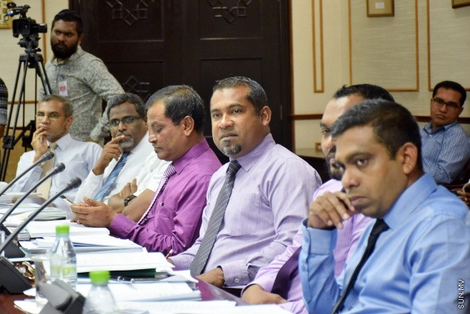 އޮގަސްޓް 3، 2016: ޔާލުފާޅު ކުރުމުގެ މިނިވަންކަން ހަނިކުރެވޭ ގޮތަށް ރައްޔިތުންގެ މަޖިލީހަށް ހުށަހަޅާފައިވާ އަބުރު ރައްކާތެރި ކުރުމާއި ހިޔާލުފާޅު ކުރުމުގެ މިނިވަންކަމުގެ ބިލް ދިރާސާކުރާ ވަގުތީ ކޮމެޓީއަށް މޯލްޑިވްސް މީޑިއާ ކައުންސިލް ހާޒިރުކުރުން -- ސަން ފޮޓޯ/ ފަޔާޒު މޫސާ