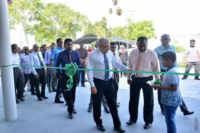  އޮގަސްޓް 4، 2016: ހުޅުމާލޭގައި ބިނާކުރި ޒައިދު ބިން ޘާބިތު މިސްކިތް ހޮޅުވުގެ ރަސްމިއްޔާތުގެ ތެރެއިން: މިސްކިތް ހޮޅުވައި ދެއްވީ ނައިބު ރައީސް އަބްދުﷲ ޖިހާދު، މިސްކިތް ހުޅުވުމުގެ ރަސްމިއްޔާތައް ގިނަ އަދަދެއްގެ މިނިސްޓަރުން ބައިވެރިވެ ވަޑައިގަނެފައިވޭ--- ސަން ފޮޓޯ/ އިހްތިޝާމް މުހައްމަދު