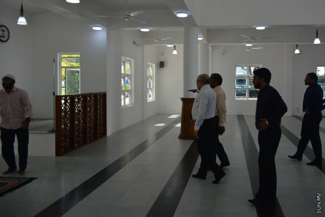  އޮގަސްޓް 4، 2016: ހުޅުމާލޭގައި ބިނާކުރި ޒައިދު ބިން ޘާބިތު މިސްކިތް ހޮޅުވުގެ ރަސްމިއްޔާތުގެ ތެރެއިން: މިސްކިތް ހޮޅުވައި ދެއްވީ ނައިބު ރައީސް އަބްދުﷲ ޖިހާދު، މިސްކިތް ހުޅުވުމުގެ ރަސްމިއްޔާތައް ގިނަ އަދަދެއްގެ މިނިސްޓަރުން ބައިވެރިވެ ވަޑައިގަނެފައިވޭ--- ސަން ފޮޓޯ/ އިހްތިޝާމް މުހައްމަދު