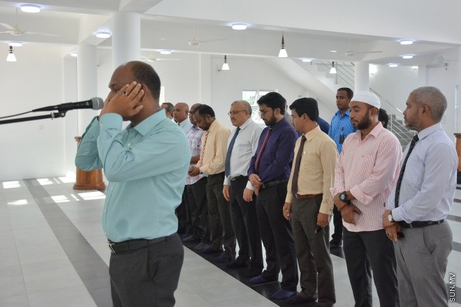  އޮގަސްޓް 4، 2016: ހުޅުމާލޭގައި ބިނާކުރި ޒައިދު ބިން ޘާބިތު މިސްކިތް ހޮޅުވުގެ ރަސްމިއްޔާތުގެ ތެރެއިން: މިސްކިތް ހޮޅުވައި ދެއްވީ ނައިބު ރައީސް އަބްދުﷲ ޖިހާދު، މިސްކިތް ހުޅުވުމުގެ ރަސްމިއްޔާތައް ގިނަ އަދަދެއްގެ މިނިސްޓަރުން ބައިވެރިވެ ވަޑައިގަނެފައިވޭ--- ސަން ފޮޓޯ/ އިހްތިޝާމް މުހައްމަދު
