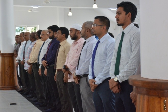  އޮގަސްޓް 4، 2016: ހުޅުމާލޭގައި ބިނާކުރި ޒައިދު ބިން ޘާބިތު މިސްކިތް ހޮޅުވުގެ ރަސްމިއްޔާތުގެ ތެރެއިން: މިސްކިތް ހޮޅުވައި ދެއްވީ ނައިބު ރައީސް އަބްދުﷲ ޖިހާދު، މިސްކިތް ހުޅުވުމުގެ ރަސްމިއްޔާތައް ގިނަ އަދަދެއްގެ މިނިސްޓަރުން ބައިވެރިވެ ވަޑައިގަނެފައިވޭ--- ސަން ފޮޓޯ/ އިހްތިޝާމް މުހައްމަދު