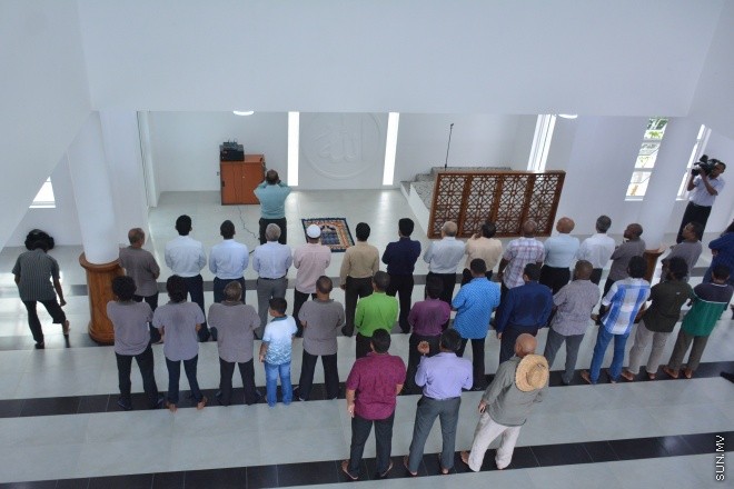  އޮގަސްޓް 4، 2016: ހުޅުމާލޭގައި ބިނާކުރި ޒައިދު ބިން ޘާބިތު މިސްކިތް ހޮޅުވުގެ ރަސްމިއްޔާތުގެ ތެރެއިން: މިސްކިތް ހޮޅުވައި ދެއްވީ ނައިބު ރައީސް އަބްދުﷲ ޖިހާދު، މިސްކިތް ހުޅުވުމުގެ ރަސްމިއްޔާތައް ގިނަ އަދަދެއްގެ މިނިސްޓަރުން ބައިވެރިވެ ވަޑައިގަނެފައިވޭ--- ސަން ފޮޓޯ/ އިހްތިޝާމް މުހައްމަދު