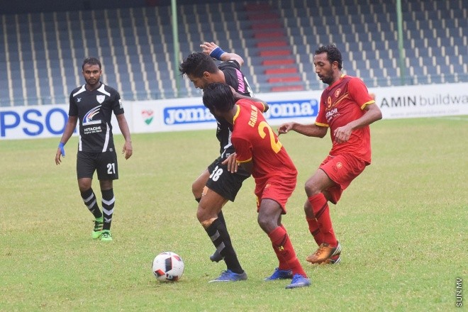 އޯގަސްޓް 7، 2016: އުރީދޫ ދިވެހި ޕްރިމިއާ ލީގުގައި ވިކްޓްރީއާއި އީގަލްސް ބައްދަލުކުރި މެޗުގެ ތެރެއިން -- ސަން ފޮޓޯ/ ފަޔާޒު މޫސާ 