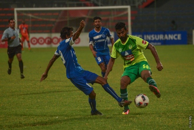 އޮގަސްޓް 7، 2016: އުރީދޫ ދިވެހި ޕްރިމިއާ ލީގުގައި މިރޭ މާޒިޔާ އާއި ނިއުރޭޑިއަންޓް ބައްދަލު ކުރި މެޗުގެ ތެރެއިން: 2-0 ގެ ނަތީޖާއަކުން އެ މެޗު ކާމިޔާބް ކުރީ މާޒިޔާ--- ސަން ފޮޓޯ/ މުހައްމަދު އަފްރާހް