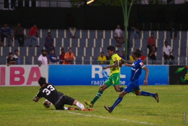 އޮގަސްޓް 7، 2016: އުރީދޫ ދިވެހި ޕްރިމިއާ ލީގުގައި މިރޭ މާޒިޔާ އާއި ނިއުރޭޑިއަންޓް ބައްދަލު ކުރި މެޗުގެ ތެރެއިން: 2-0 ގެ ނަތީޖާއަކުން އެ މެޗު ކާމިޔާބް ކުރީ މާޒިޔާ--- ސަން ފޮޓޯ/ މުހައްމަދު އަފްރާހް