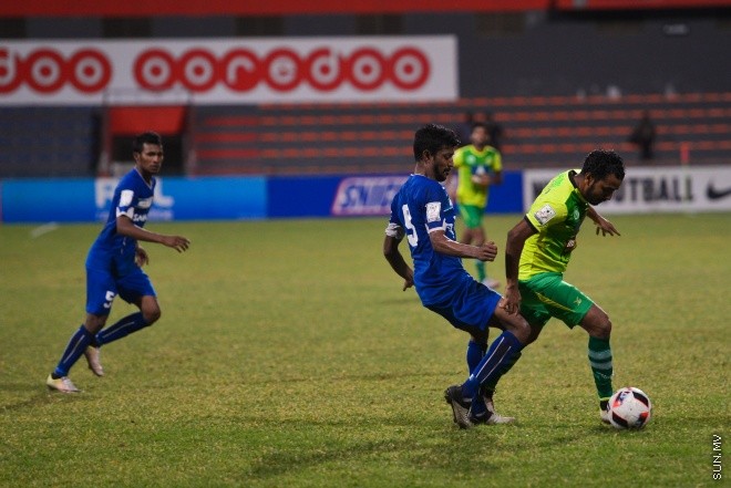 އޮގަސްޓް 7، 2016: އުރީދޫ ދިވެހި ޕްރިމިއާ ލީގުގައި މިރޭ މާޒިޔާ އާއި ނިއުރޭޑިއަންޓް ބައްދަލު ކުރި މެޗުގެ ތެރެއިން: 2-0 ގެ ނަތީޖާއަކުން އެ މެޗު ކާމިޔާބް ކުރީ މާޒިޔާ--- ސަން ފޮޓޯ/ މުހައްމަދު އަފްރާހް