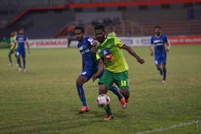 އޮގަސްޓް 7، 2016: އުރީދޫ ދިވެހި ޕްރިމިއާ ލީގުގައި މިރޭ މާޒިޔާ އާއި ނިއުރޭޑިއަންޓް ބައްދަލު ކުރި މެޗުގެ ތެރެއިން: 2-0 ގެ ނަތީޖާއަކުން އެ މެޗު ކާމިޔާބް ކުރީ މާޒިޔާ--- ސަން ފޮޓޯ/ މުހައްމަދު އަފްރާހް