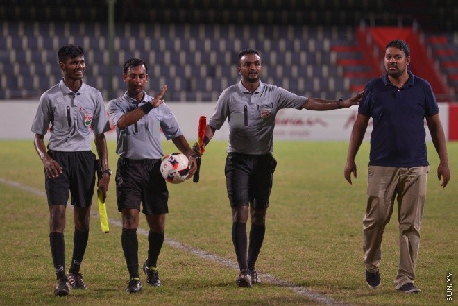 އޮގަސްޓް 7، 2016: އުރީދޫ ދިވެހި ޕްރިމިއާ ލީގުގައި މިރޭ މާޒިޔާ އާއި ނިއުރޭޑިއަންޓް ބައްދަލު ކުރި މެޗުގެ ތެރެއިން: 2-0 ގެ ނަތީޖާއަކުން އެ މެޗު ކާމިޔާބް ކުރީ މާޒިޔާ--- ސަން ފޮޓޯ/ މުހައްމަދު އަފްރާހް
