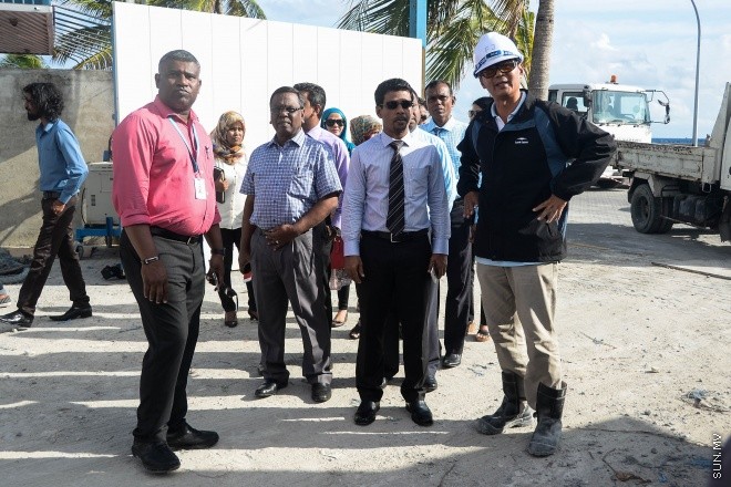 އޮގަސްޓް 10، 2016:    އައިޖީއެމް އެޗްގައި އަލައް އިމާރަތް ކުރާ 25 ބުރީގެ އިމާރާތުގެ މަސައްކަތް ހެލްތު މިނިސްޓަރ ބައްލަވައި ލެއްވުން--- ސަން ފޮޓޯ/ މުހައްމަދު އަފްރާހް