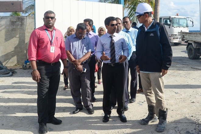 އޮގަސްޓް 10، 2016:    އައިޖީއެމް އެޗްގައި އަލައް އިމާރަތް ކުރާ 25 ބުރީގެ އިމާރާތުގެ މަސައްކަތް ހެލްތު މިނިސްޓަރ ބައްލަވައި ލެއްވުން--- ސަން ފޮޓޯ/ މުހައްމަދު އަފްރާހް