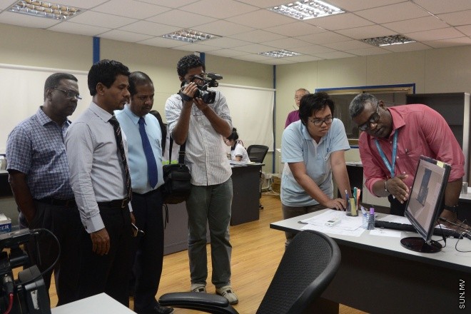 އޮގަސްޓް 10، 2016:    އައިޖީއެމް އެޗްގައި އަލައް އިމާރަތް ކުރާ 25 ބުރީގެ އިމާރާތުގެ މަސައްކަތް ހެލްތު މިނިސްޓަރ ބައްލަވައި ލެއްވުން--- ސަން ފޮޓޯ/ މުހައްމަދު އަފްރާހް