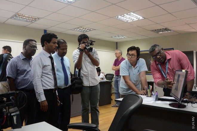 އޮގަސްޓް 10، 2016:    އައިޖީއެމް އެޗްގައި އަލައް އިމާރަތް ކުރާ 25 ބުރީގެ އިމާރާތުގެ މަސައްކަތް ހެލްތު މިނިސްޓަރ ބައްލަވައި ލެއްވުން--- ސަން ފޮޓޯ/ މުހައްމަދު އަފްރާހް