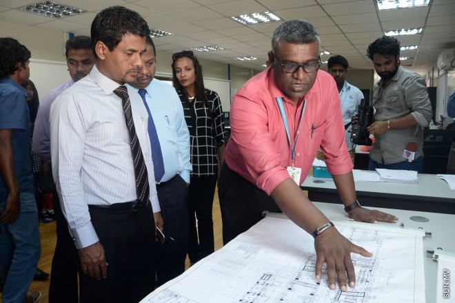 އޮގަސްޓް 10، 2016:    އައިޖީއެމް އެޗްގައި އަލައް އިމާރަތް ކުރާ 25 ބުރީގެ އިމާރާތުގެ މަސައްކަތް ހެލްތު މިނިސްޓަރ ބައްލަވައި ލެއްވުން--- ސަން ފޮޓޯ/ މުހައްމަދު އަފްރާހް