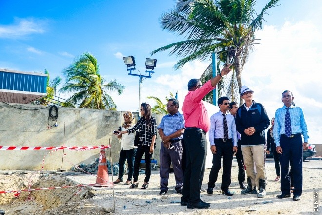 އޮގަސްޓް 10، 2016:    އައިޖީއެމް އެޗްގައި އަލައް އިމާރަތް ކުރާ 25 ބުރީގެ އިމާރާތުގެ މަސައްކަތް ހެލްތު މިނިސްޓަރ ބައްލަވައި ލެއްވުން--- ސަން ފޮޓޯ/ މުހައްމަދު އަފްރާހް