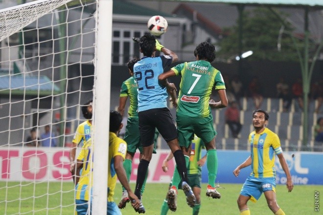 އޯގަސްޓް 14، 2016: އުރީދީ ދިވެހި ޕްރިމިއާ ލީގްގައި ކްލަބު ވެލެންސިއާ އާއި މާޒިޔާ ސްޕޯޓްސް އެންޑް ރެކްރިއޭޝަން ބައްދަލުކުރި މެޗުގެ ތެރެއިން -- ސަން ފޮޓޯ/ ފަޔާޒު މޫސާ