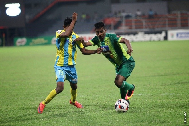 އޯގަސްޓް 14، 2016: އުރީދީ ދިވެހި ޕްރިމިއާ ލީގްގައި ކްލަބު ވެލެންސިއާ އާއި މާޒިޔާ ސްޕޯޓްސް އެންޑް ރެކްރިއޭޝަން ބައްދަލުކުރި މެޗުގެ ތެރެއިން -- ސަން ފޮޓޯ/ ފަޔާޒު މޫސާ