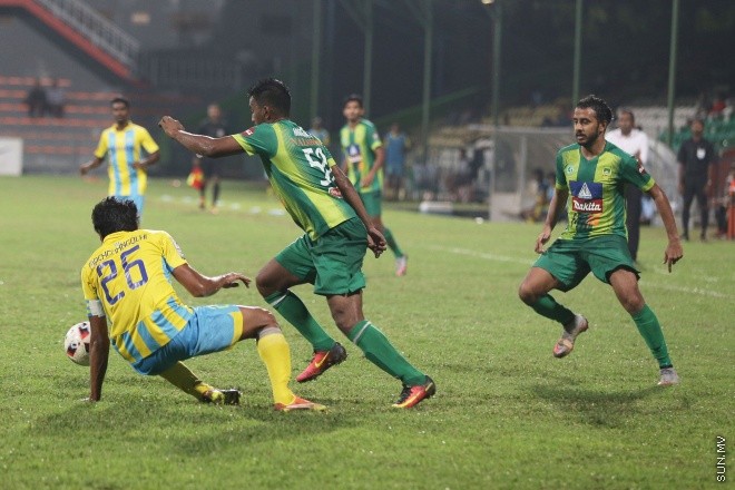 އޯގަސްޓް 14، 2016: އުރީދީ ދިވެހި ޕްރިމިއާ ލީގްގައި ކްލަބު ވެލެންސިއާ އާއި މާޒިޔާ ސްޕޯޓްސް އެންޑް ރެކްރިއޭޝަން ބައްދަލުކުރި މެޗުގެ ތެރެއިން -- ސަން ފޮޓޯ/ ފަޔާޒު މޫސާ