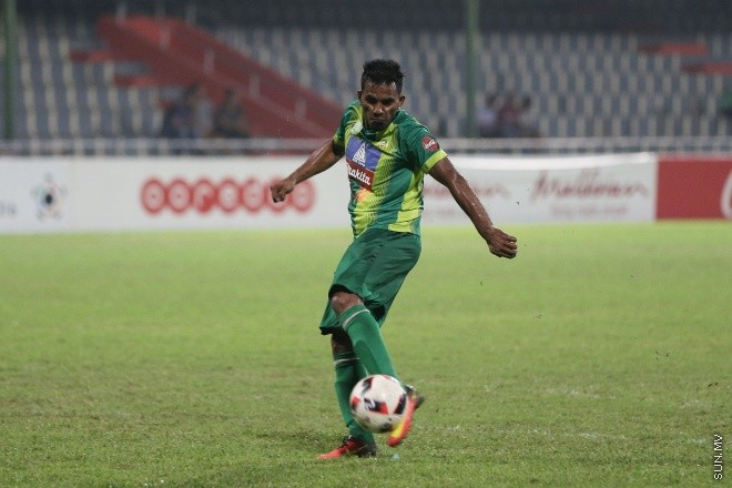 އޯގަސްޓް 14، 2016: އުރީދީ ދިވެހި ޕްރިމިއާ ލީގްގައި ކްލަބު ވެލެންސިއާ އާއި މާޒިޔާ ސްޕޯޓްސް އެންޑް ރެކްރިއޭޝަން ބައްދަލުކުރި މެޗުގެ ތެރެއިން -- ސަން ފޮޓޯ/ ފަޔާޒު މޫސާ