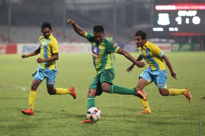 އޯގަސްޓް 14، 2016: އުރީދީ ދިވެހި ޕްރިމިއާ ލީގްގައި ކްލަބު ވެލެންސިއާ އާއި މާޒިޔާ ސްޕޯޓްސް އެންޑް ރެކްރިއޭޝަން ބައްދަލުކުރި މެޗުގެ ތެރެއިން -- ސަން ފޮޓޯ/ ފަޔާޒު މޫސާ