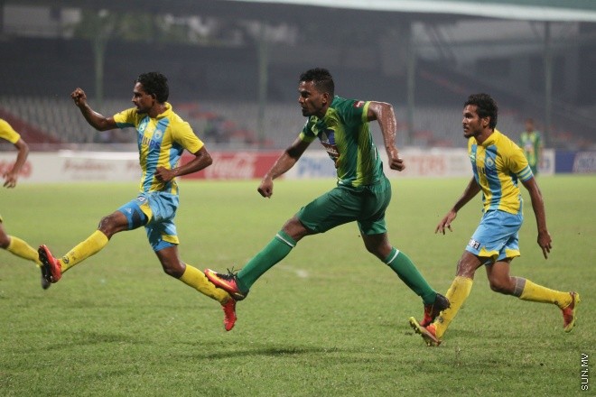 އޯގަސްޓް 14، 2016: އުރީދީ ދިވެހި ޕްރިމިއާ ލީގްގައި ކްލަބު ވެލެންސިއާ އާއި މާޒިޔާ ސްޕޯޓްސް އެންޑް ރެކްރިއޭޝަން ބައްދަލުކުރި މެޗުގެ ތެރެއިން -- ސަން ފޮޓޯ/ ފަޔާޒު މޫސާ