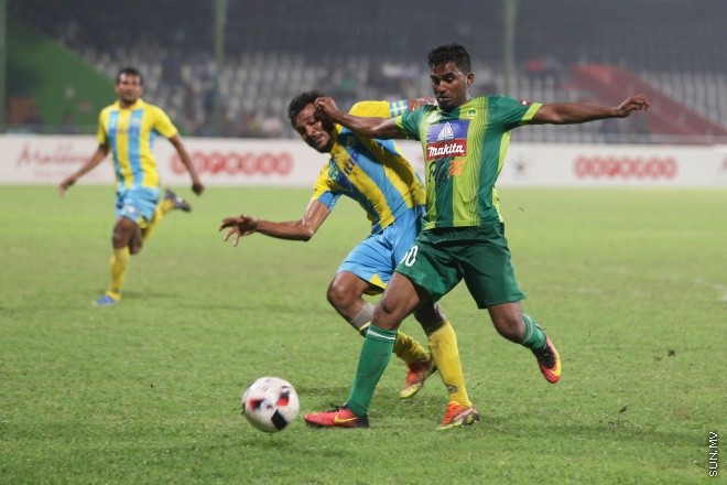 އޯގަސްޓް 14، 2016: އުރީދީ ދިވެހި ޕްރިމިއާ ލީގްގައި ކްލަބު ވެލެންސިއާ އާއި މާޒިޔާ ސްޕޯޓްސް އެންޑް ރެކްރިއޭޝަން ބައްދަލުކުރި މެޗުގެ ތެރެއިން -- ސަން ފޮޓޯ/ ފަޔާޒު މޫސާ