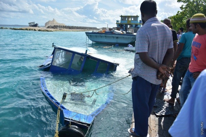 އޯގަސްޓް 15، 2016:  މާލޭ ދެކުރު ފަރާތު އަލަށް ކެނޑި ނެރުން ވަންނަން އުޅު ދޯންޏެއް މުދާތަކާ އެކު އަޑިއަށް ހިނގައް ދިއުން -- ސަން ފޮޓޯ/ ފަޔާޒު މޫސާ