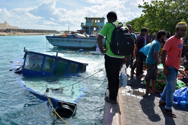 އޯގަސްޓް 15، 2016:  މާލޭ ދެކުރު ފަރާތު އަލަށް ކެނޑި ނެރުން ވަންނަން އުޅު ދޯންޏެއް މުދާތަކާ އެކު އަޑިއަށް ހިނގައް ދިއުން -- ސަން ފޮޓޯ/ ފަޔާޒު މޫސާ