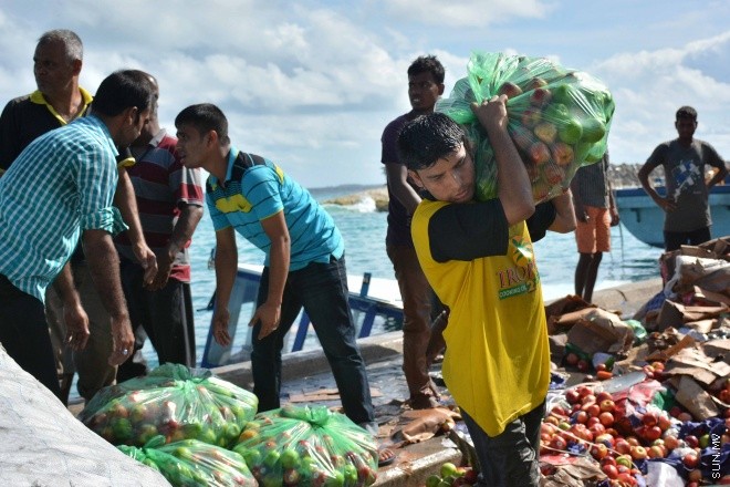 އޯގަސްޓް 15، 2016:  މާލޭ ދެކުރު ފަރާތު އަލަށް ކެނޑި ނެރުން ވަންނަން އުޅު ދޯންޏެއް މުދާތަކާ އެކު އަޑިއަށް ހިނގައް ދިއުން -- ސަން ފޮޓޯ/ ފަޔާޒު މޫސާ