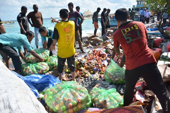 އޯގަސްޓް 15، 2016:  މާލޭ ދެކުރު ފަރާތު އަލަށް ކެނޑި ނެރުން ވަންނަން އުޅު ދޯންޏެއް މުދާތަކާ އެކު އަޑިއަށް ހިނގައް ދިއުން -- ސަން ފޮޓޯ/ ފަޔާޒު މޫސާ