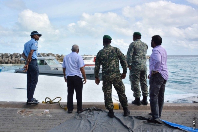 އޯގަސްޓް 15، 2016:  މާލޭ ދެކުރު ފަރާތު އަލަށް ކެނޑި ނެރުން ވަންނަން އުޅު ދޯންޏެއް މުދާތަކާ އެކު އަޑިއަށް ހިނގައް ދިއުން -- ސަން ފޮޓޯ/ ފަޔާޒު މޫސާ