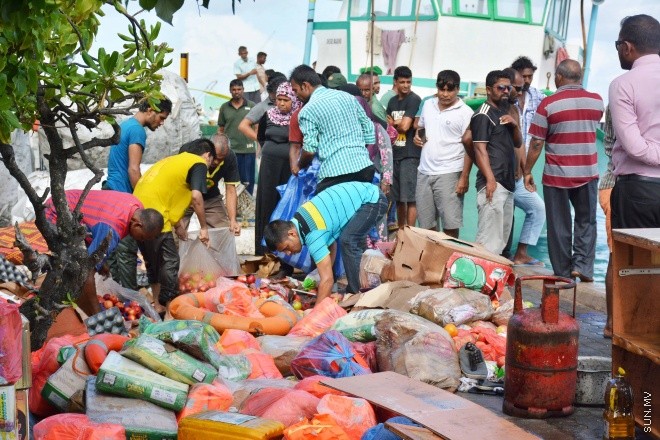 އޯގަސްޓް 15، 2016:  މާލޭ ދެކުރު ފަރާތު އަލަށް ކެނޑި ނެރުން ވަންނަން އުޅު ދޯންޏެއް މުދާތަކާ އެކު އަޑިއަށް ހިނގައް ދިއުން -- ސަން ފޮޓޯ/ ފަޔާޒު މޫސާ