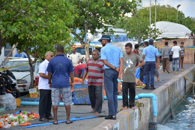 އޯގަސްޓް 15، 2016:  މާލޭ ދެކުރު ފަރާތު އަލަށް ކެނޑި ނެރުން ވަންނަން އުޅު ދޯންޏެއް މުދާތަކާ އެކު އަޑިއަށް ހިނގައް ދިއުން -- ސަން ފޮޓޯ/ ފަޔާޒު މޫސާ
