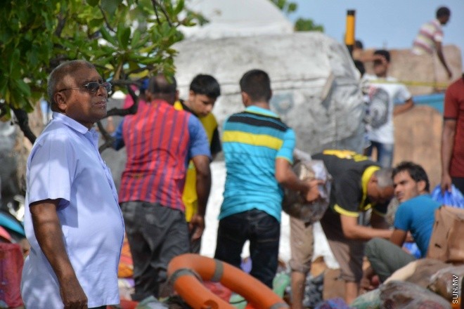 އޯގަސްޓް 15، 2016:  މާލޭ ދެކުރު ފަރާތު އަލަށް ކެނޑި ނެރުން ވަންނަން އުޅު ދޯންޏެއް މުދާތަކާ އެކު އަޑިއަށް ހިނގައް ދިއުން -- ސަން ފޮޓޯ/ ފަޔާޒު މޫސާ