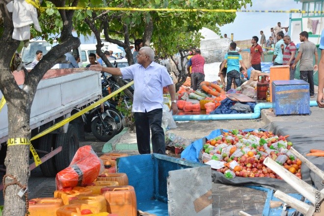 އޯގަސްޓް 15، 2016:  މާލޭ ދެކުރު ފަރާތު އަލަށް ކެނޑި ނެރުން ވަންނަން އުޅު ދޯންޏެއް މުދާތަކާ އެކު އަޑިއަށް ހިނގައް ދިއުން -- ސަން ފޮޓޯ/ ފަޔާޒު މޫސާ