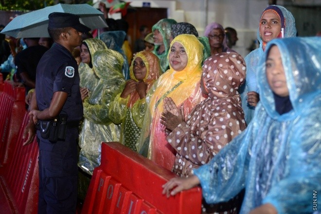 26 އޮގަސްޓް 2016: އިދިކޮޅު އިއްތިހާދުން މާލޭގައި ބޭއްވި އެއްވުމުގެ ތެރެއިން--- ސަން ފޮޓޯ: މުހައްމަދު އަފްރާހް