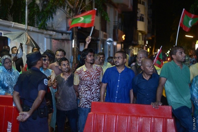 26 އޮގަސްޓް 2016: އިދިކޮޅު އިއްތިހާދުން މާލޭގައި ބޭއްވި އެއްވުމުގެ ތެރެއިން--- ސަން ފޮޓޯ: މުހައްމަދު އަފްރާހް